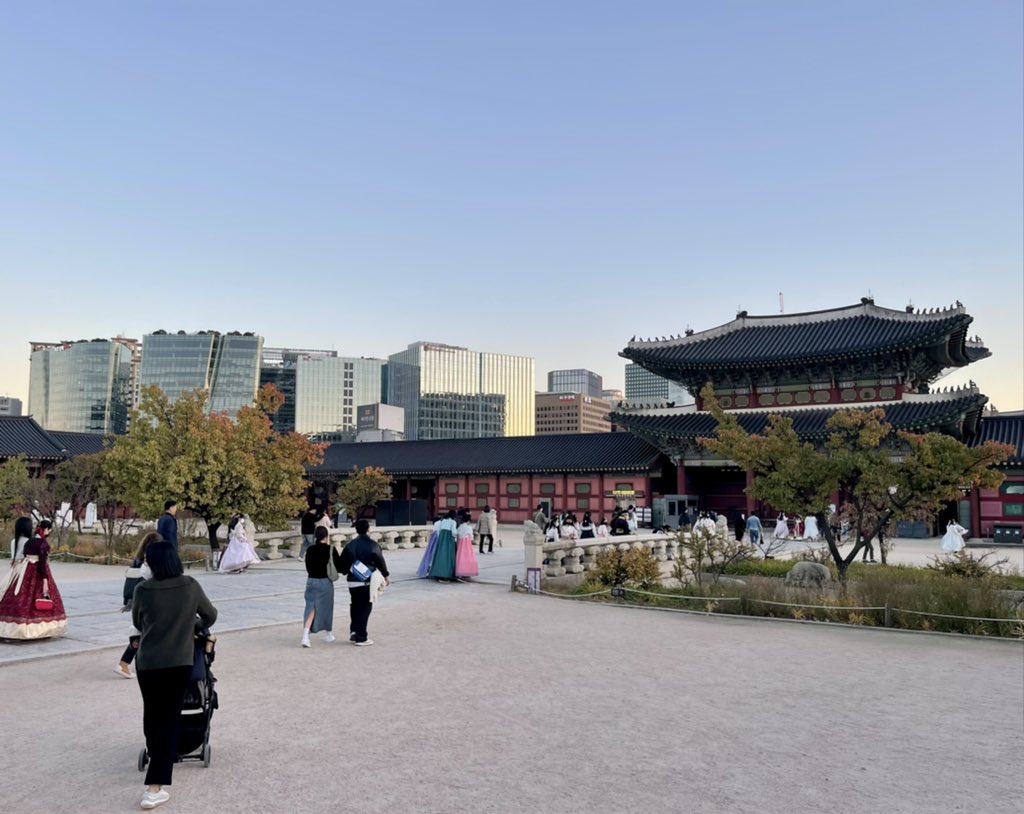 Südkorea … auf den Spuren neuer Eindrücke zur Erweiterung des eigenen Horizont. 

Seoul … und Sudogwon, eine Metropole mit 26 Millionen Einwohnern. 

Warum kommen so viele Innovationen im Bereich Elektronik aus diesem 52 Millionen Einwohnerland? Ich versuche es herauszufinden.