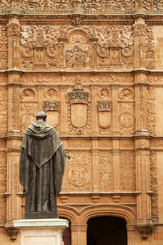 AliciaMimundo's tweet photo. Fundada en 1218, la Universidad de Salamanca #España, es una de las más antiguas de Europa. Entre las figuras y relieves de la fachada, ejemplo de plateresco, se esconde la famosa rana posada sobre una calavera. https://t.co/bW11TQlyID