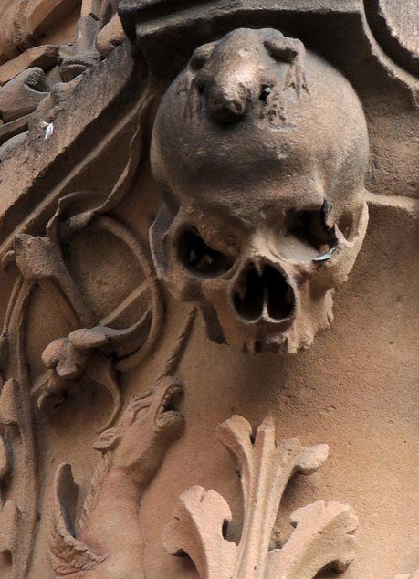 Fundada en 1218, la Universidad de Salamanca #España, es una de las más antiguas de Europa. Entre las figuras y relieves de la fachada, ejemplo de plateresco, se esconde la famosa rana posada sobre una calavera.