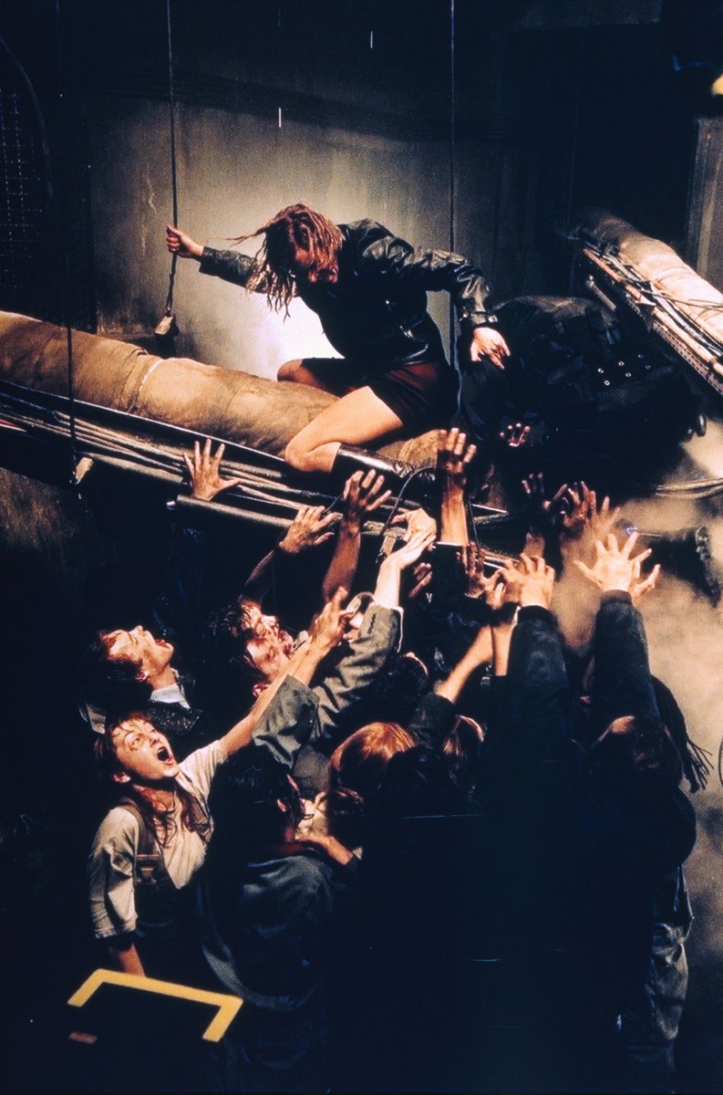 ／𝙏𝙧𝙞𝙘𝙠 𝙤𝙧 𝙏𝙧𝙚𝙖𝙩‼＼
ゾンビ達にトリックオアトリートと言ってみたら…

トリック☞💥💥💥💥💥💥💥💥
トリート☞－

絶対にこちらが食べられてしまいますね…

🎬『#バイオハザード』
sonypictures.jp/he/745129#sp-d…
#ハロウィン