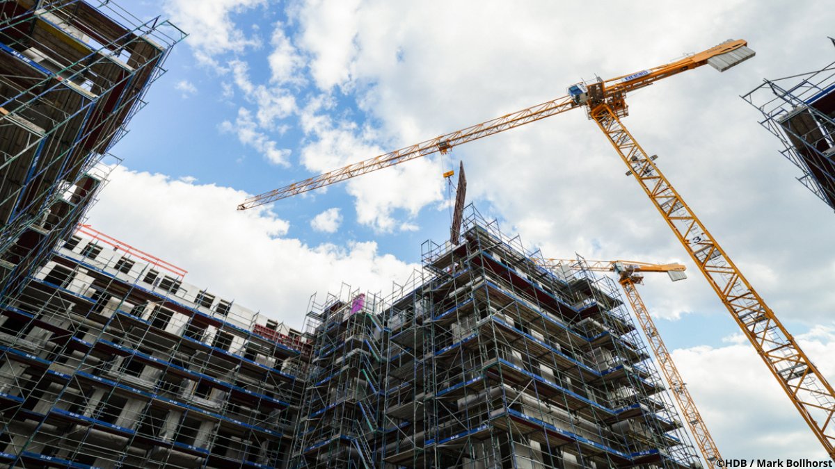 #BAUINDUSTRIE senkt die Umsatzprognose deutlich für 2022 ↙️ „Wir erwarten einen realen #Umsatzrückgang von 5 %“, so Peter Hübner, Präsident der BAUINDUSTRIE. Zur Jahresmitte lag die Prognose noch bei einer Spannbreite von bis zu minus 2 % bit.ly/3DtCyVZ