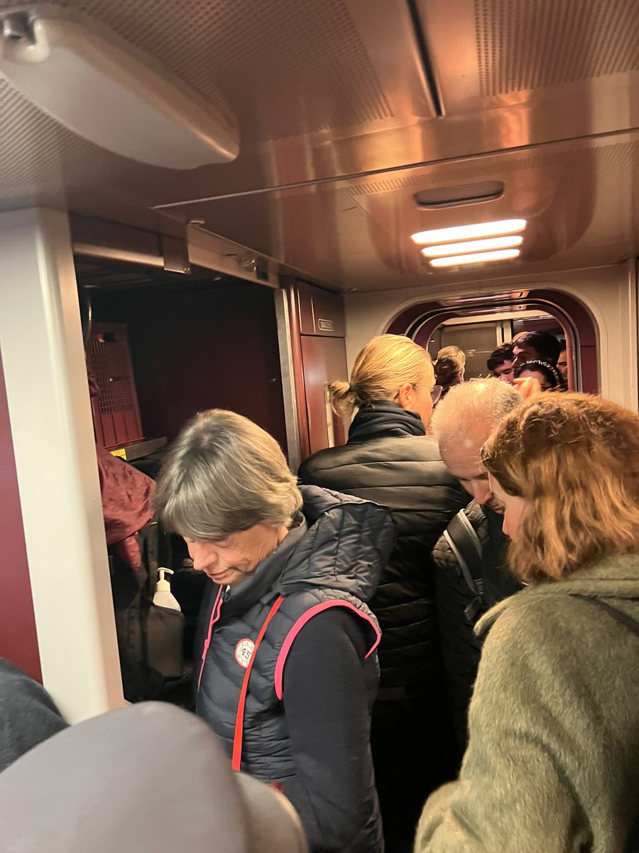 Julia_Contrea's tweet photo. Thanks @thalys_en for the best possible way to start a Tuesday. 8.13 am BXL Paris train canceled - no info what so ever. Not even a tiny text. Enjoying the corridors of the working train which carries double the passengers at a lower speed. And on top of that we are 20 m late. https://t.co/IJE1K9SiVb
