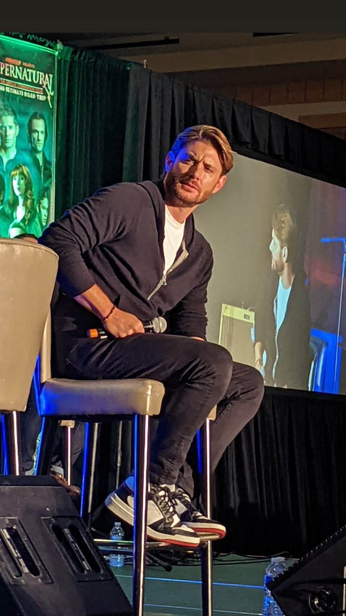 LisaBismyname's tweet photo. I have con pictures! I understand the fandom discourse! I get the tweets that are usually so confusing.  THIS IS SO EXCITING 😂 https://t.co/bGiHMPOC7R