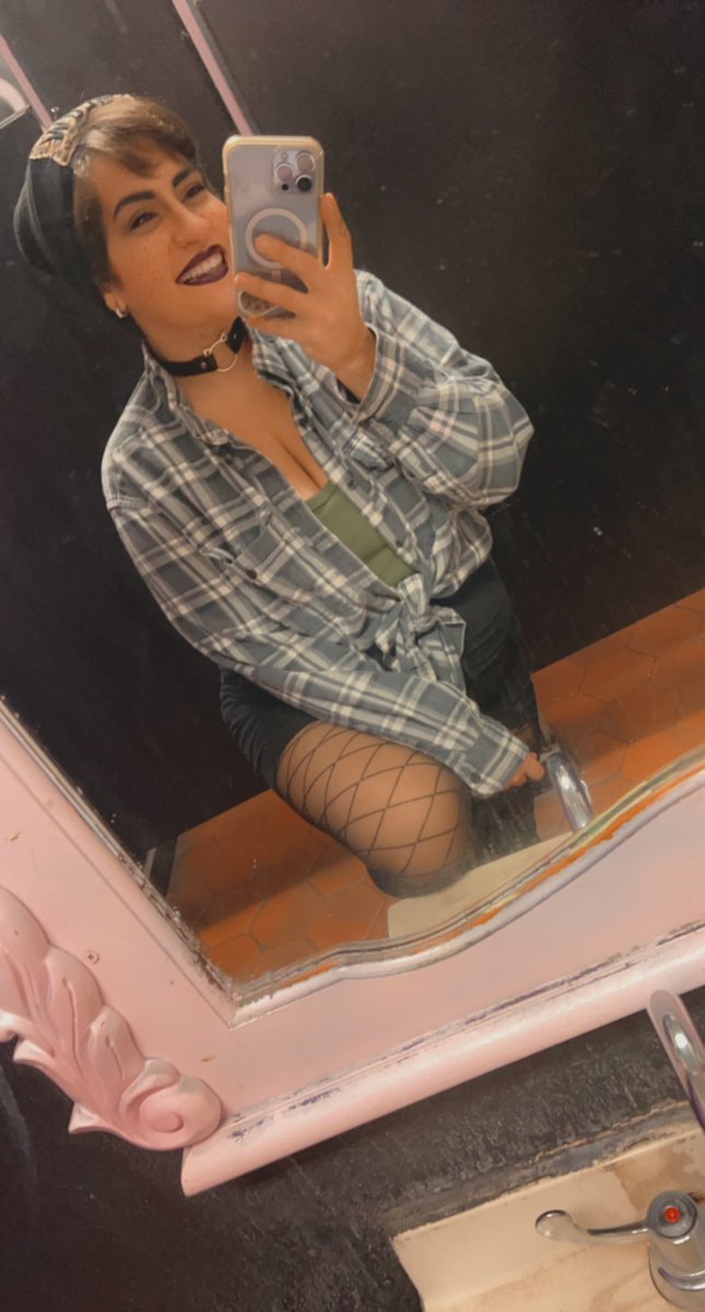 dear_tragedy_'s tweet photo. Straight serving ElderEmo™ lewks tonight 😘✨ https://t.co/SvTIx4FYrN