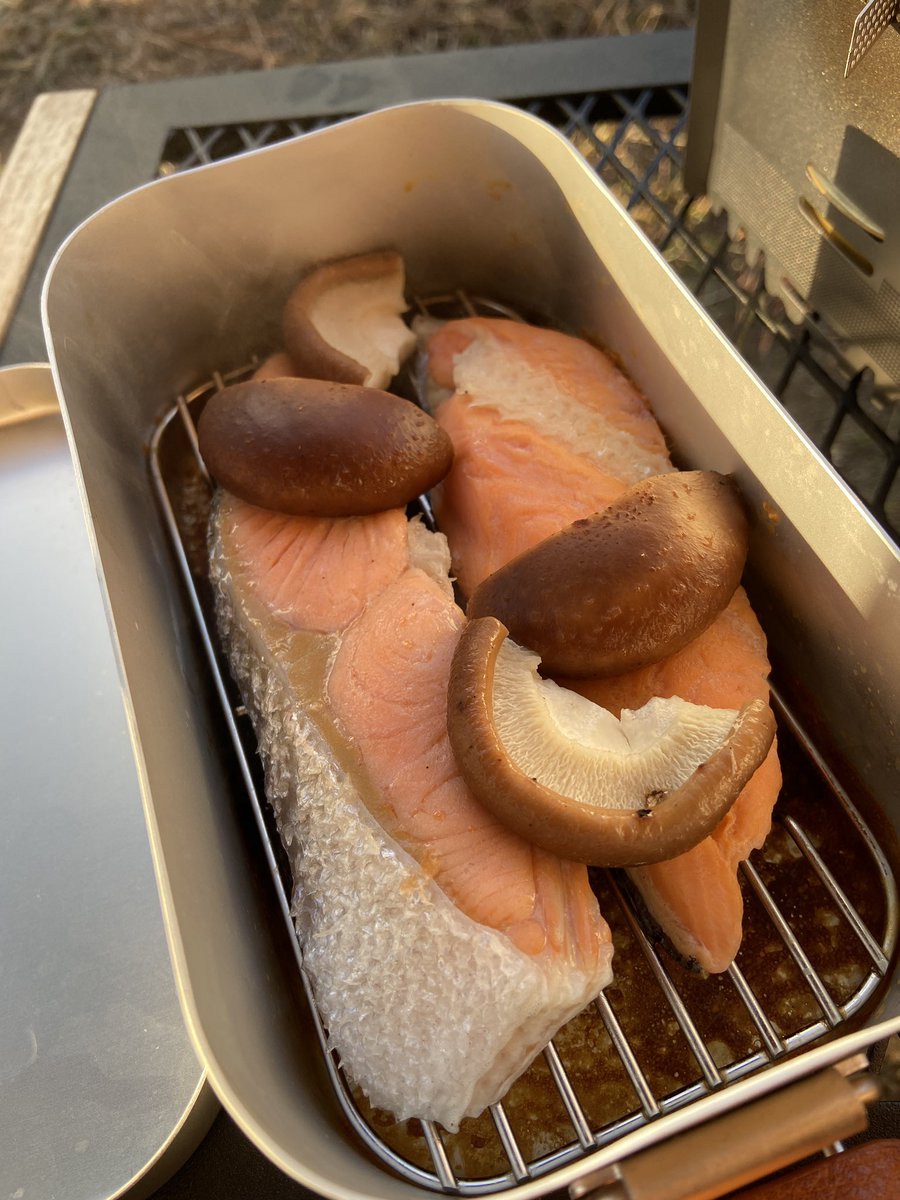 kontarocamp's tweet photo. 秋鮭蒸し！これに醤油を垂らして…食う！ https://t.co/kpQF8ARHf2