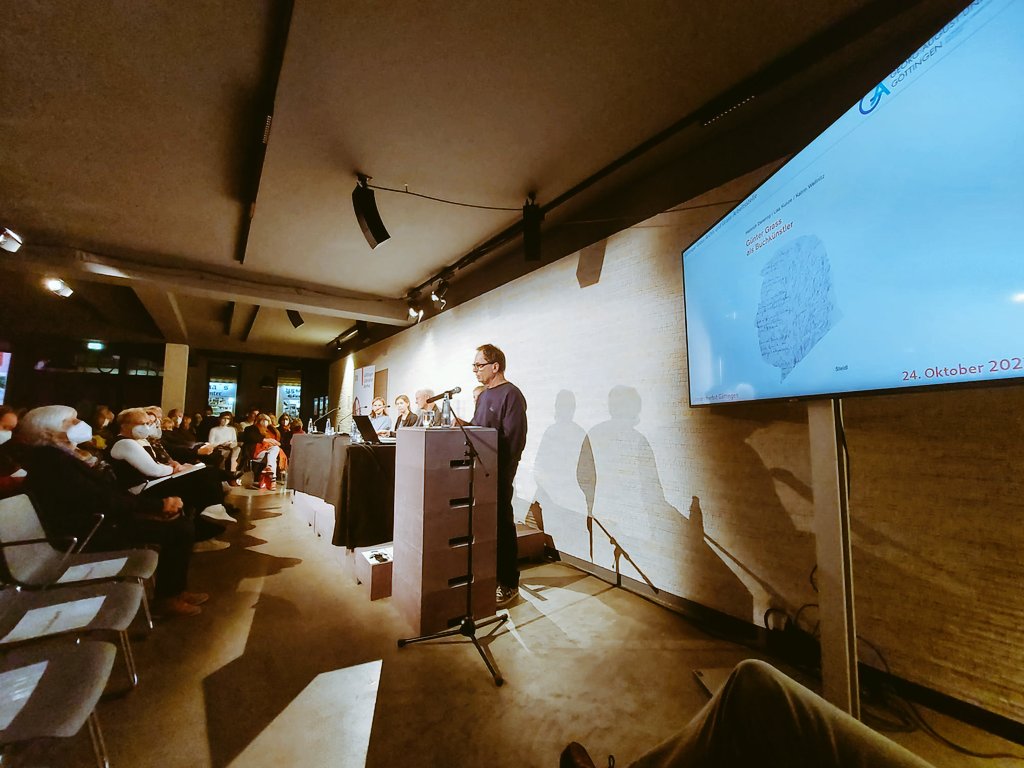 arwed2801's tweet photo. Listening to #HeinrichDetering #GerhardSteidl u.v.m. talking about Günter Grass als Buchkünstler 🎨🖼️🧑‍🎨 @literaturhaus @LitZentrumGoe #literaturherbst #grass #guentergrass #steidl #detering #literaturhaus #goettingen @uniGoettingen @eucugoe @meingoettingen https://t.co/coM1Xs1TkF