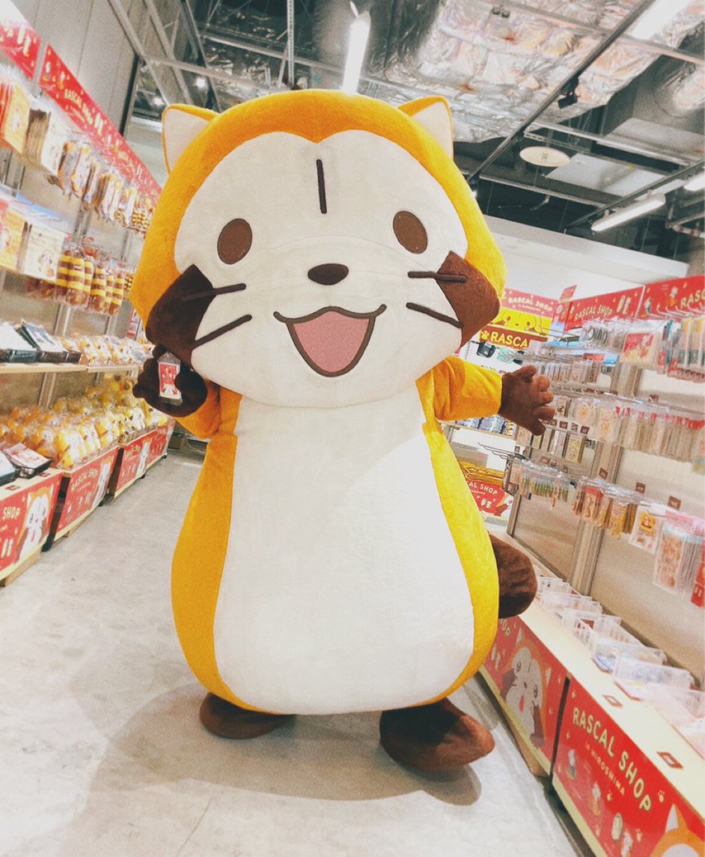 Rascal_Shippo's tweet image. ラスカルのお買い物(完)

ラスカルショップ in広島でラスカルが手に取ったのは...

色々な味が楽しめる、フルーツタブレット！
他の先行商品も、広島の思い出が詰まっているみたいで、ついつい手が伸びちゃうね😋

最終日まであと５日！
10/30はグリーティングもあるよ！！
みんな遊びに来てね～🚋