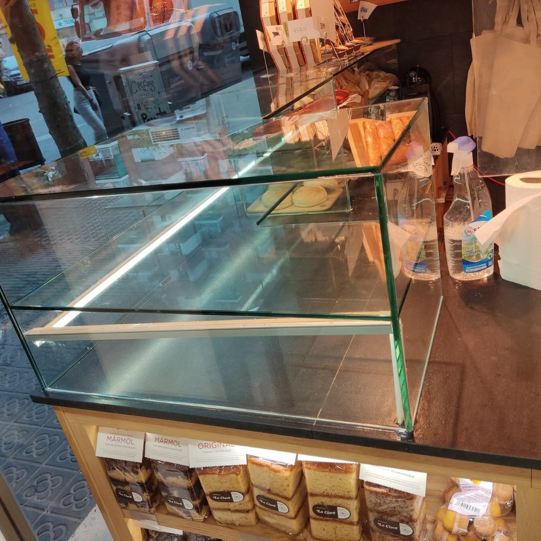 vidrescastro's tweet photo. ✨ Més que una vitrina de vidre. Una forma de treballar ... és tota una vida donat el millor de nosaltres. I sempre gràcies a tots els nostres clients. Orgullosos de la nostra forma de fer 👷‍♂️👷‍♀️ https://t.co/hAHFW7i0Al