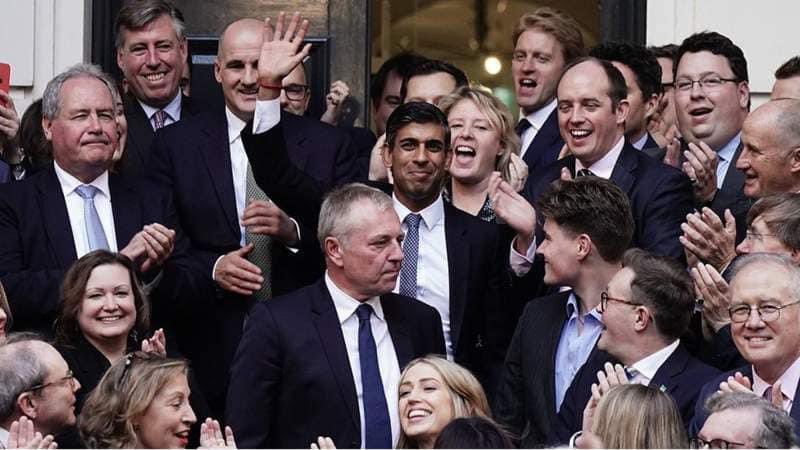 bthompson14's tweet photo. @NadineDorries @thetimes And despite not being the exact same photo it was taken at the same time, showing that the @thetimes photo is cropped. https://t.co/kfMk194DgD
