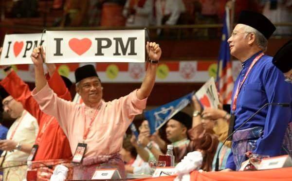 luqmanlong's tweet photo. Debat bukan budaya kita.

Budaya kita budaya mengampu, angguk tunduk dengan pemerintah, pejam mata tengok rasuah, tak boleh tegur pemimpin.

Itu yang negara jadi mundur. Pemimpin mahu budaya mundur, bukan budaya orang bijak pandai. https://t.co/8sMsJuoQ5z
