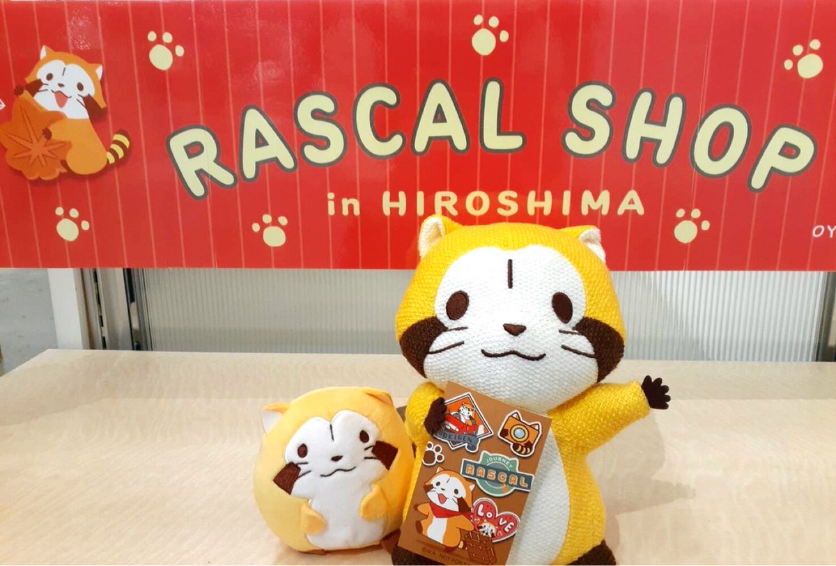 Rascal_Shippo's tweet image. ラスカルのお買い物(番外編)

ラスカルショップ in広島では、お買い上げ2,000円以上（税込）でステッカーをプレゼントしているよ！

これを持っていればラスカルと一緒に旅をしている気分になれそう🛫
ラスカルもステッカーをゲットできるようにお買い物したみたい！
みんなもおそろいにしてみてね😏