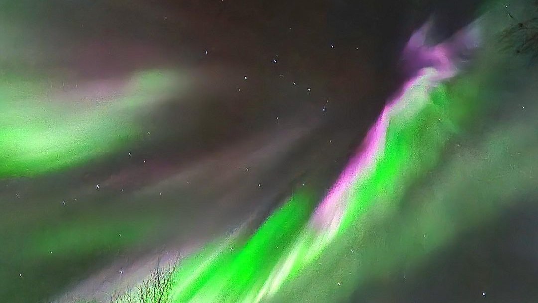 There were spectacular auroras over Finland last weekend. Thanks to sunnysafarifinland, @ReZPhotography, and angelajanelim for tagging us in their photos on IG: instagram.com/discoveringfin… Learn more about seeing the Northern Lights in Finland: discoveringfinland.com/about-finland/…