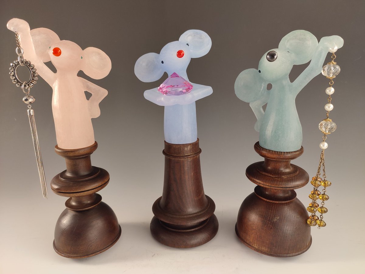 Morag_Reekie's tweet photo. New series of work. 
'The Pink Panther'
'Trinkets I'
'Trinkets II'
#castglass
#castglasssculpture
#glassart
#glass
#lostwaxtecnique
#foundobjects
#thepinkpanther
#costumejewellery
#mice
@LDNglassblowing 
@pyramidgallery 
@TENedinburgh 
@biscuit_factory https://t.co/rKNW05NzdL