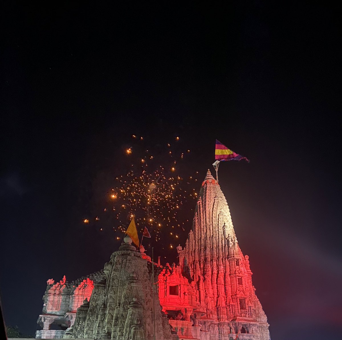 DwarkadhishDham's tweet photo. दीपावल्याः सहस्रदीपाः भवतः जीवनं सुखेन, सन्तोषेण, शान्त्या आरोग्येण च प्रकाशयन्तु।

Shri Dwarkadhish Temple On the night of Deepavali. 🪔🙏

#Diwali #HappyDiwali #JaiDwarkadhish #Jagatmandir #Dwarka @GujaratTourism @CMOGuj @narendramodi @DhanrajNathwani https://t.co/GGnIWgSqjB