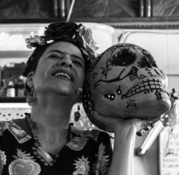JMDLatina's tweet photo. 🇲🇽#MultiLatina
#Teatro en el Centro Cultural Sara Montiel “Frida Khalo, viva la vida”, una obra escrita por Humberto Robles.
📆Viernes 28 octubre a las 19 h.
Un día de muertos en la cocina de la Casa Azul de Coyoacán.
ℹ️https://t.co/yLpFflIszZ https://t.co/piDaI2Axn0