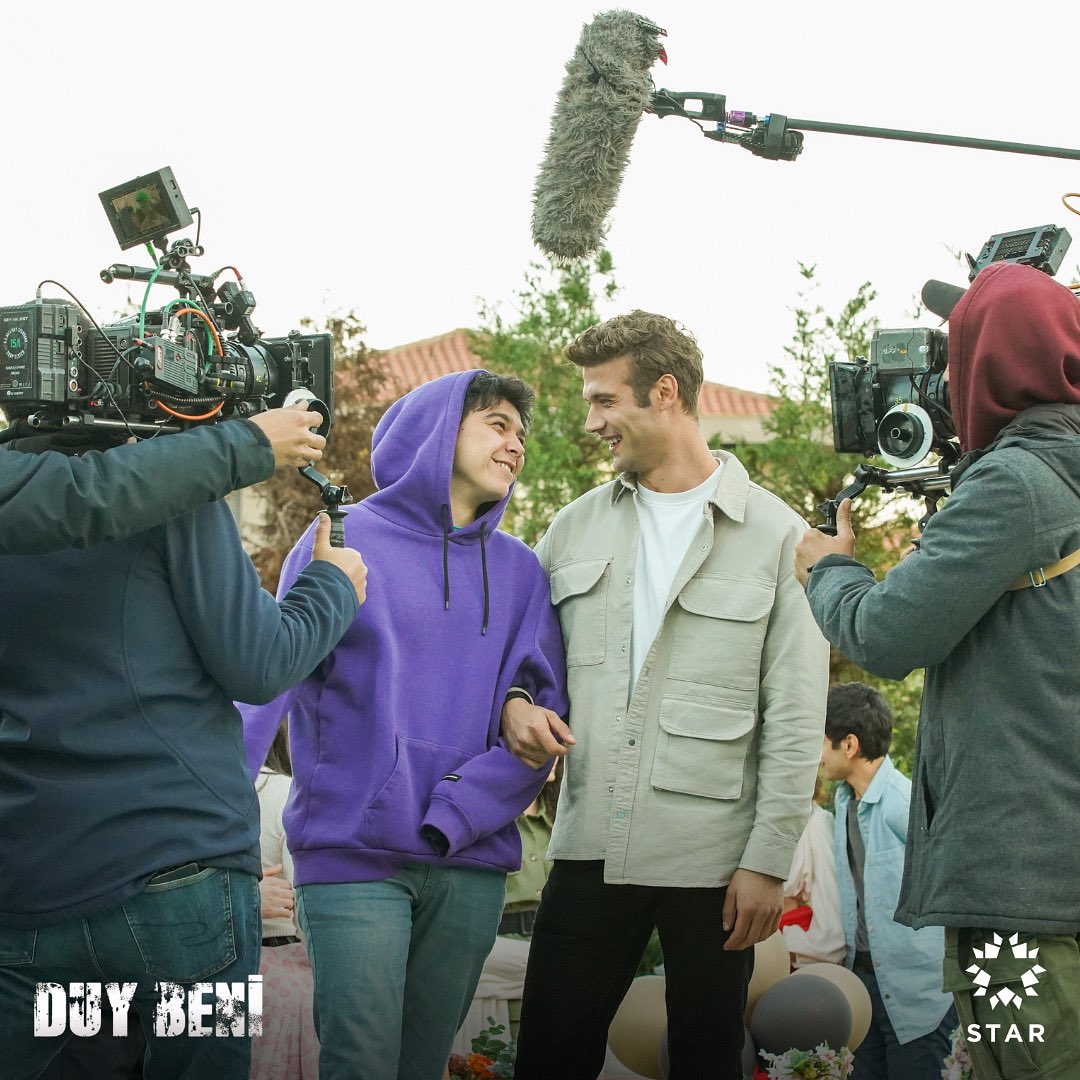 diziduybeni's tweet photo. Gülümseten bir kamera arkası! 😍 #DuyBeni yeni bölümüyle Perşembe 20.00’de Star’da. 🍀 @startv https://t.co/X1OcztLKpD