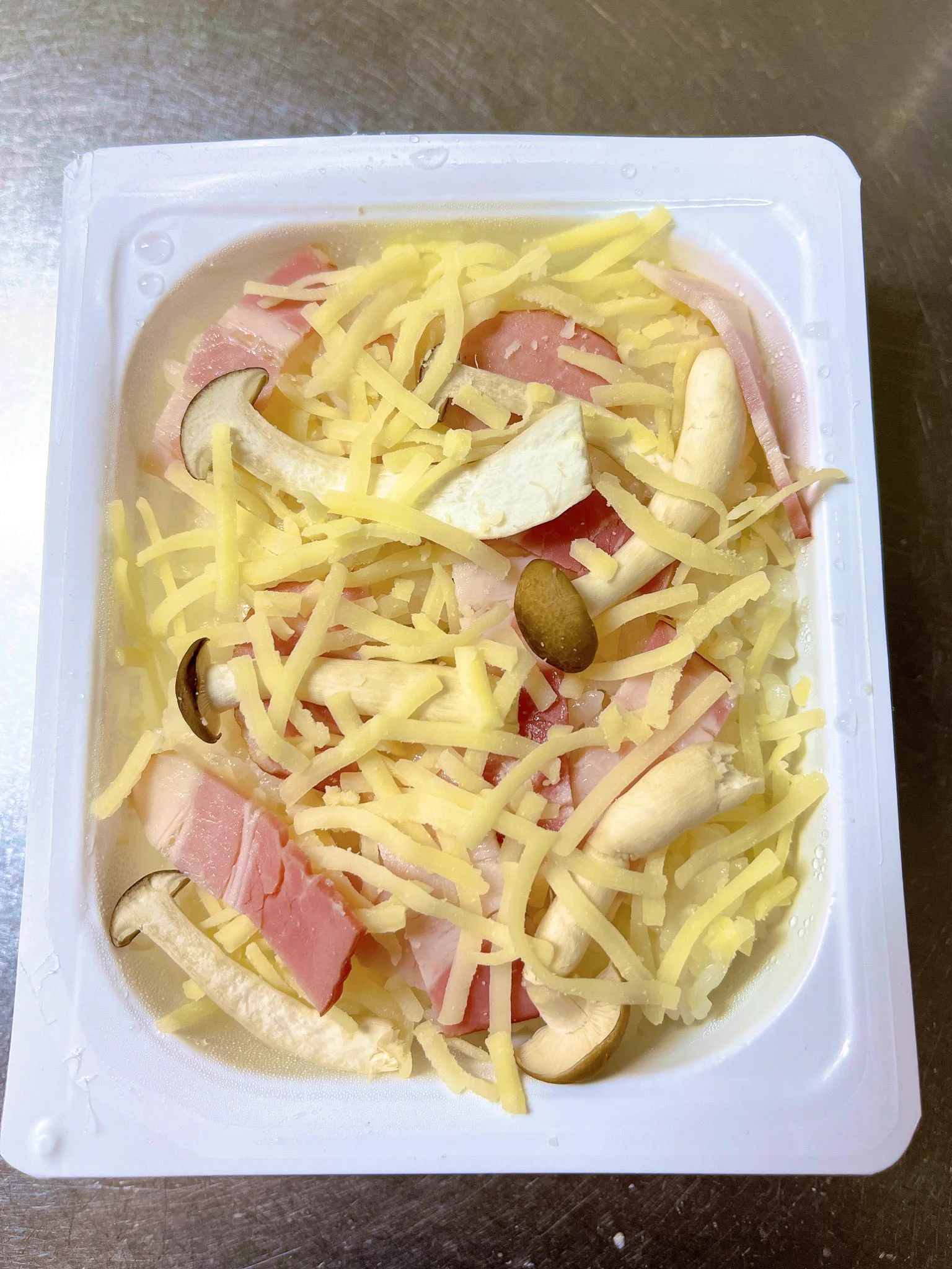 パックごはんを使って手軽に一品料理！カルボナーラ風の味付けが楽しめるかも？！