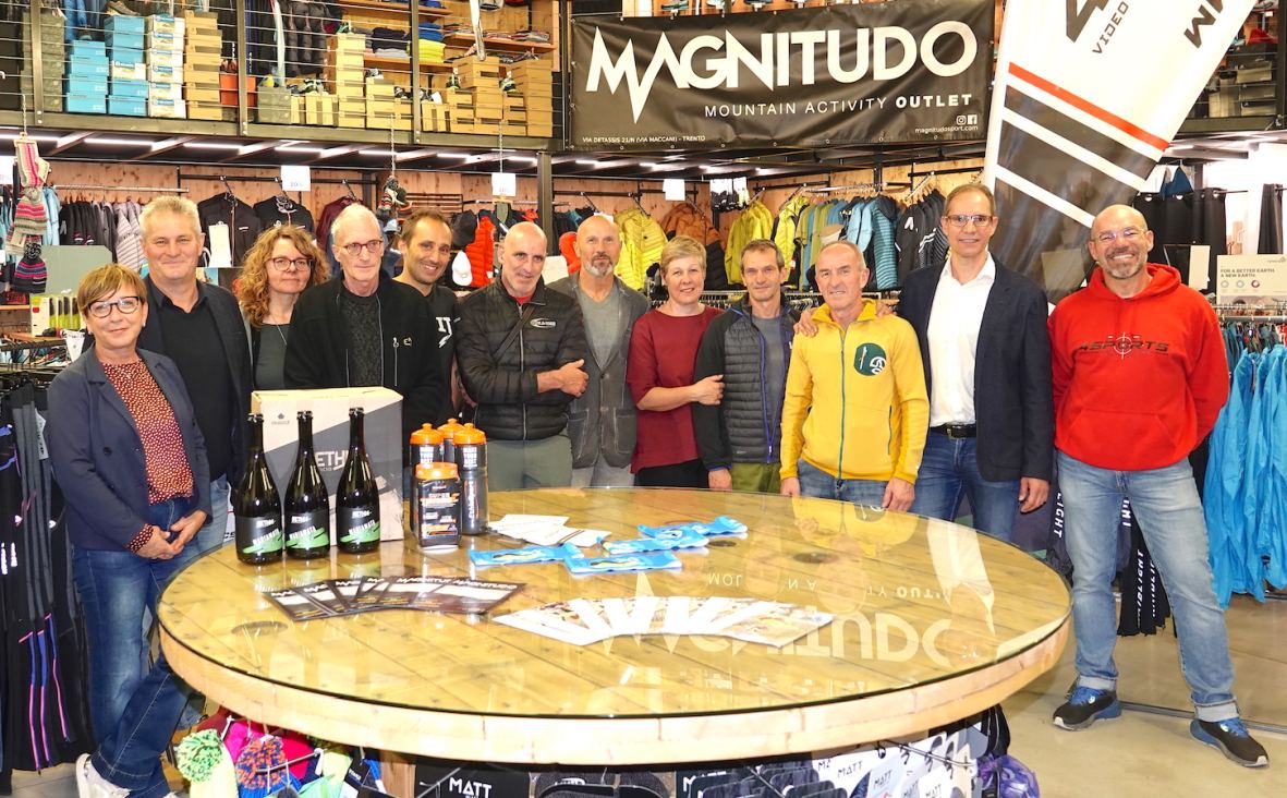 Presso il negozio Magnitudo è stata presentata la decima edizione della competizione podistica «Sentiero 618». Si tratta della sfida di corsa in montagna a staffetta che andrà in scena domenica 30 ottobre con partenza e arrivo a Vezzano. Info: tinyurl.com/ynur3zfv