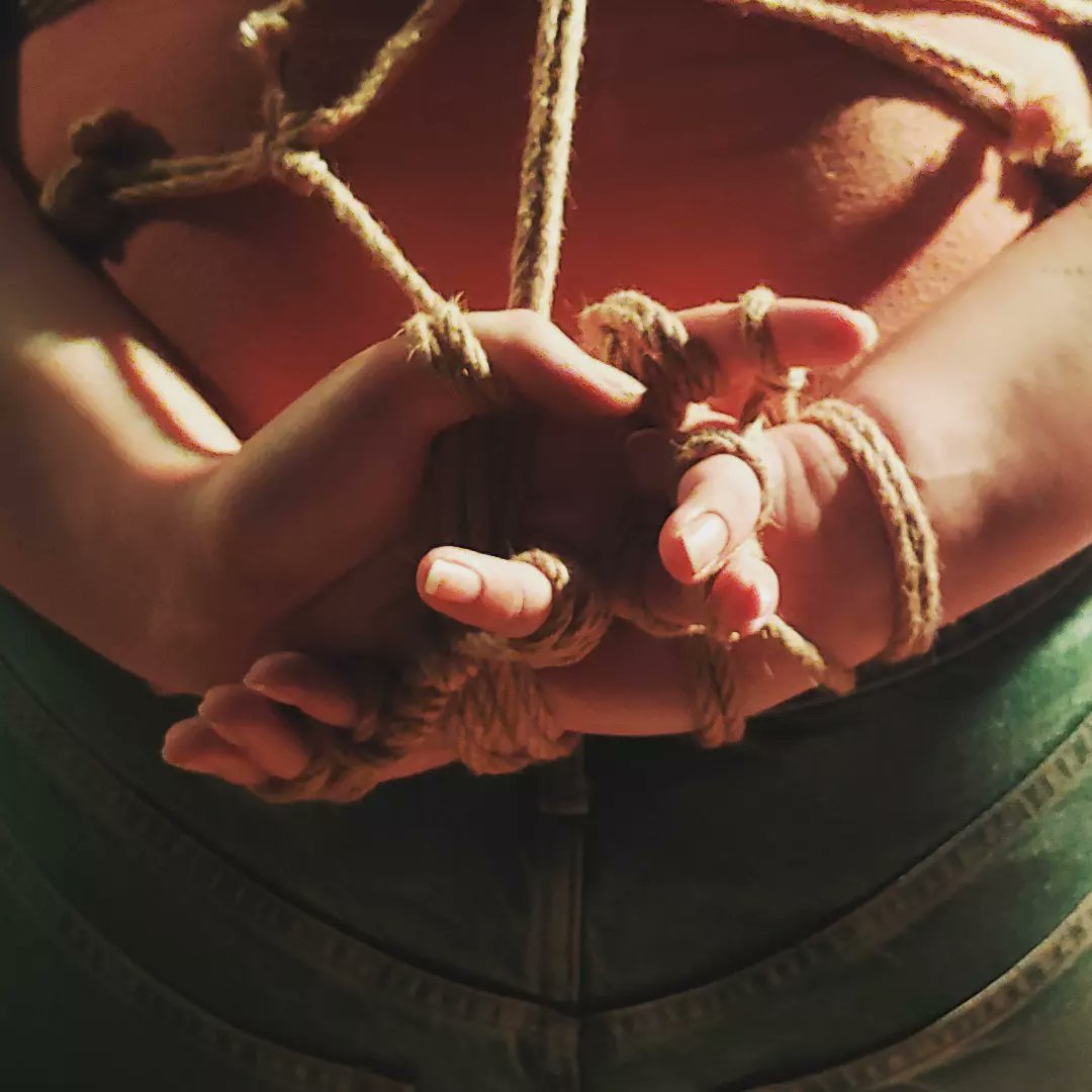Oni_Ropes's tweet photo. Mains.

Modèle : eve_numbher.x
Photo &amp; Ropejob : @oni_ropes

#oniropes #ropebondage #shibarilove #ropelove #shibari #shibarirope #shibarimodel #ropebunny #shibariphotography #shibaribondage #ropefun #bondagerope #alltiedup #ropesessions https://t.co/D3PYsmY3Nh