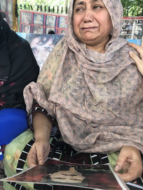 Adv_Baloch9's tweet image. یہ تصویر تاریخ کی کتاب کے اُس باب میں ہوگا جہاں انسانوں پر سب سے دردناک مظالم کا زکر ہوگا.
#SaveZakirMajid
#SaveBalochMissingPersons
#StopBalochGenocide