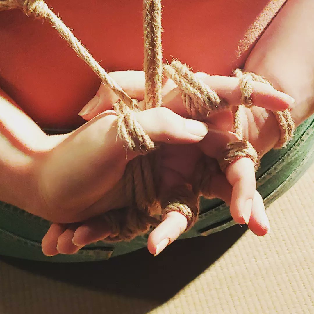Oni_Ropes's tweet photo. Mains.

Modèle : eve_numbher.x
Photo &amp; Ropejob : @oni_ropes

#oniropes #ropebondage #shibarilove #ropelove #shibari #shibarirope #shibarimodel #ropebunny #shibariphotography #shibaribondage #ropefun #bondagerope #alltiedup #ropesessions https://t.co/D3PYsmY3Nh