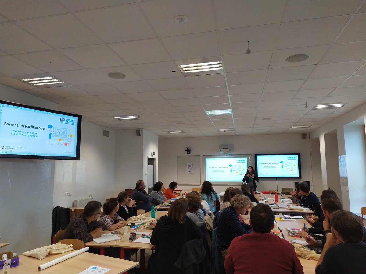 FacilEurope's tweet photo. ✍️ Deuxième jour de la formation FacilEurope à l' UFR Histoire, Histoire de l'art et archéologie - Nantes Université.

Les enseignants du premier degré vont apprendre à réenchanter leur manière d'enseigner avec la facilitation graphique ! https://t.co/H7xWMjTnbz