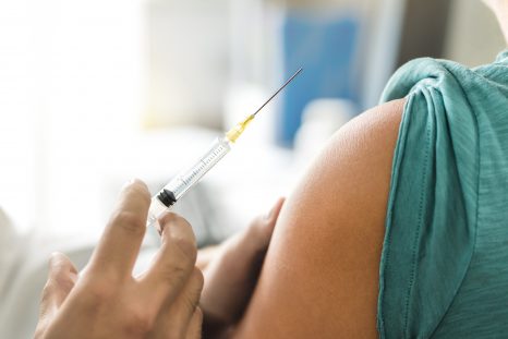 Inserm's tweet photo. Un #vaccin contre le #méningocoque B s'avère efficace pour réduire le risque d’infection par le #gonocoque de même qu'un #antibiotique préventif pour réduire le risque d’#IST.
Bientôt de nouveaux outils de prévention ?

➕d'infos sur : https://t.co/Orq5QK3gwC https://t.co/2xPYOx9Eya
