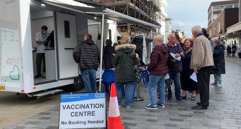 ⚠️#Covid19 vaccination bus TODAY🚌 Eligible residents can hop on board the @cwpnhs Living Well bus today to get boosted & catch up on Covid-19 vaccinations💉 📍Boots, St Helens town centre ⏰10.30am-4pm First come, first served. Subject to availability.