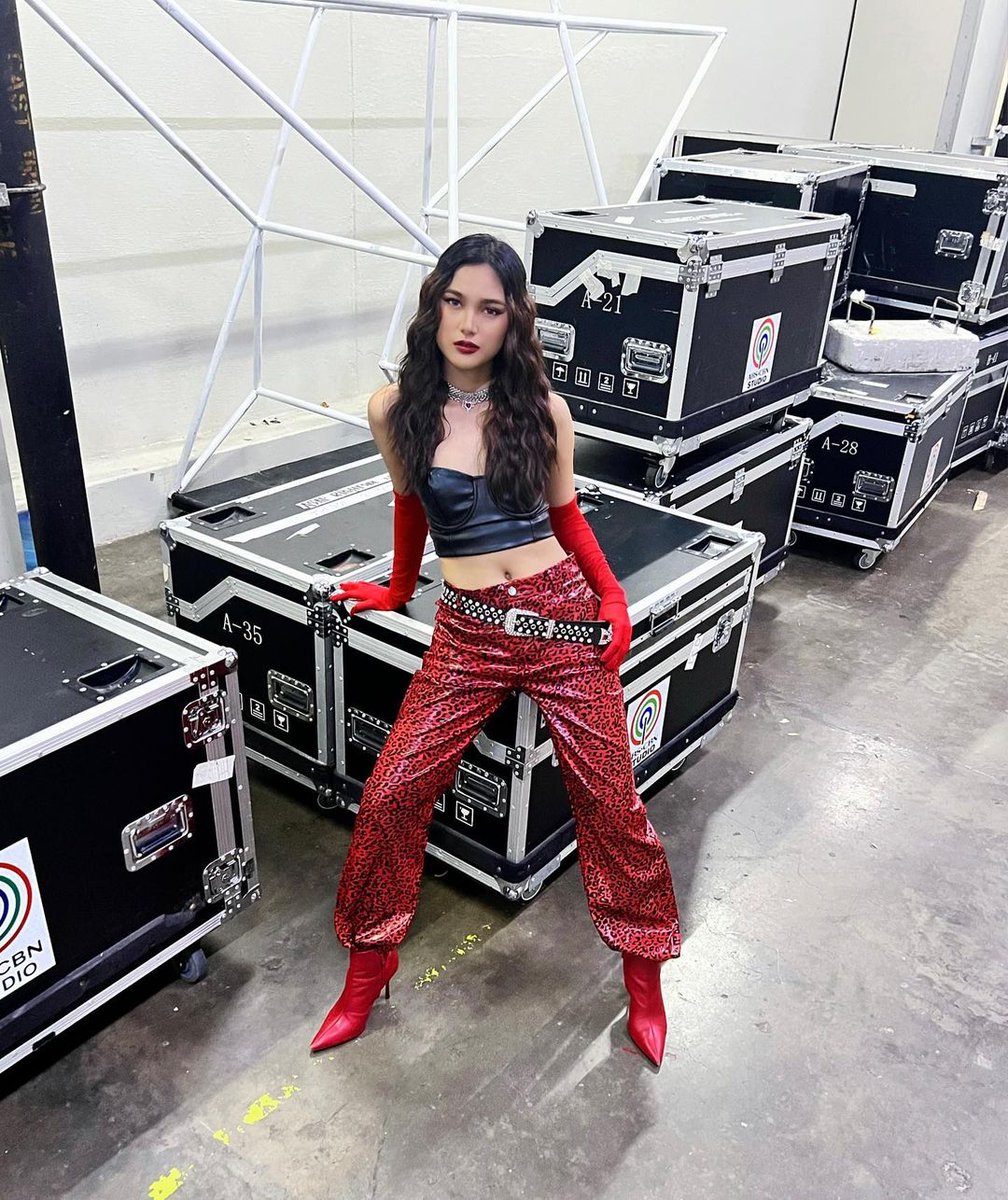 TV5manila's tweet photo. Ibinahagi ni #ASAPonTV5 performer, Karina Bautista ang kanyang rockstar OOTD last Sunday! 🤘🏼

SAMA-SAMA tayong makisaya kina Kare at sa iba pang singers and performers tuwing Linggo, 12NN sa #WeekendTripTV5! 

#IBAngSayaPagSamaSama 
����: IG | Karina Bautista https://t.co/5NGQShf1NR
