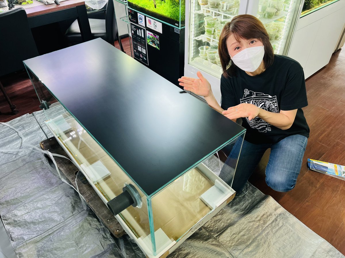 AquaRevue's tweet photo. アクアスクリーン貼り緊張しながら一発勝負無事終了!少しだけ手順を忘れてましたが終わり良ければ全て良い!
#ADA #aquascreen #バックスクリーン #PALUDA https://t.co/PgQaEcelxp