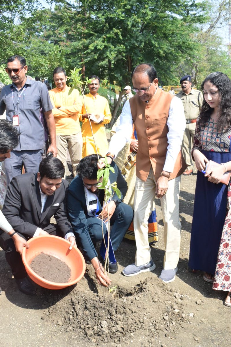 OfficeofSSC's tweet photo. सीएम श्री @ChouhanShivraj के साथ 'रूबरू मिस्टर इंडिया 2022' का खिताब जीतने वाले प्रदेश के अशोकनगर के श्री विनीत शर्मा जी ने रविवार को स्मार्ट पार्क में पौधरोपण किया व भगवान राम का चित्र भेंट किया।

मुख्यमंत्री जी ने विनीत जी को उज्ज्वल भविष्य के लिए शुभकामनाएं दी। #OnePlantADay https://t.co/Zm0nTjVKjn