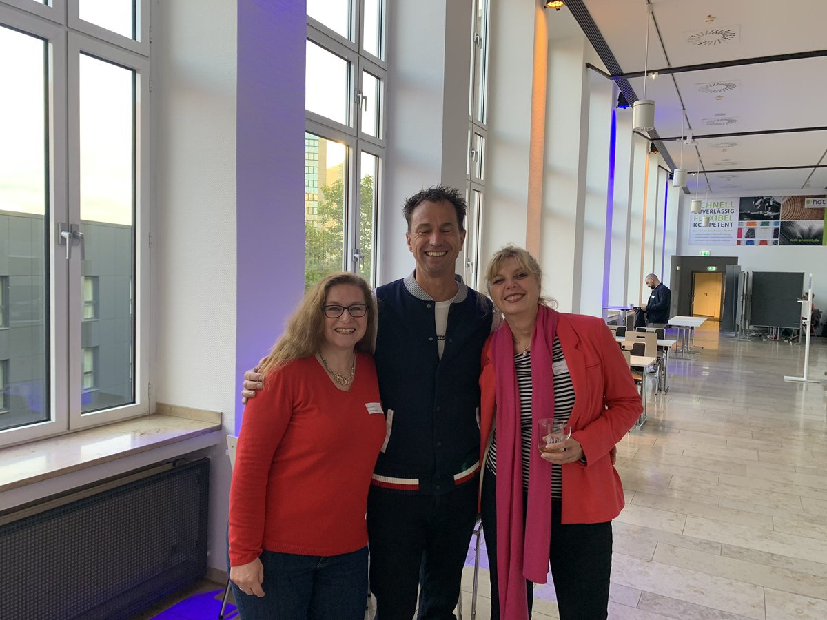 win_bee's tweet photo. Heute bei der #WSXD zusammen mit lieben, lange bekannten Mitstreitern wie @brittaredmann1 und @fu_turedesigner Freue mich sehr auf alle Diskussionen @migosens_GmbH  #DigitalTransformation #doppelteTransformation #Nachhaltigkeit https://t.co/ueVIVybbXk