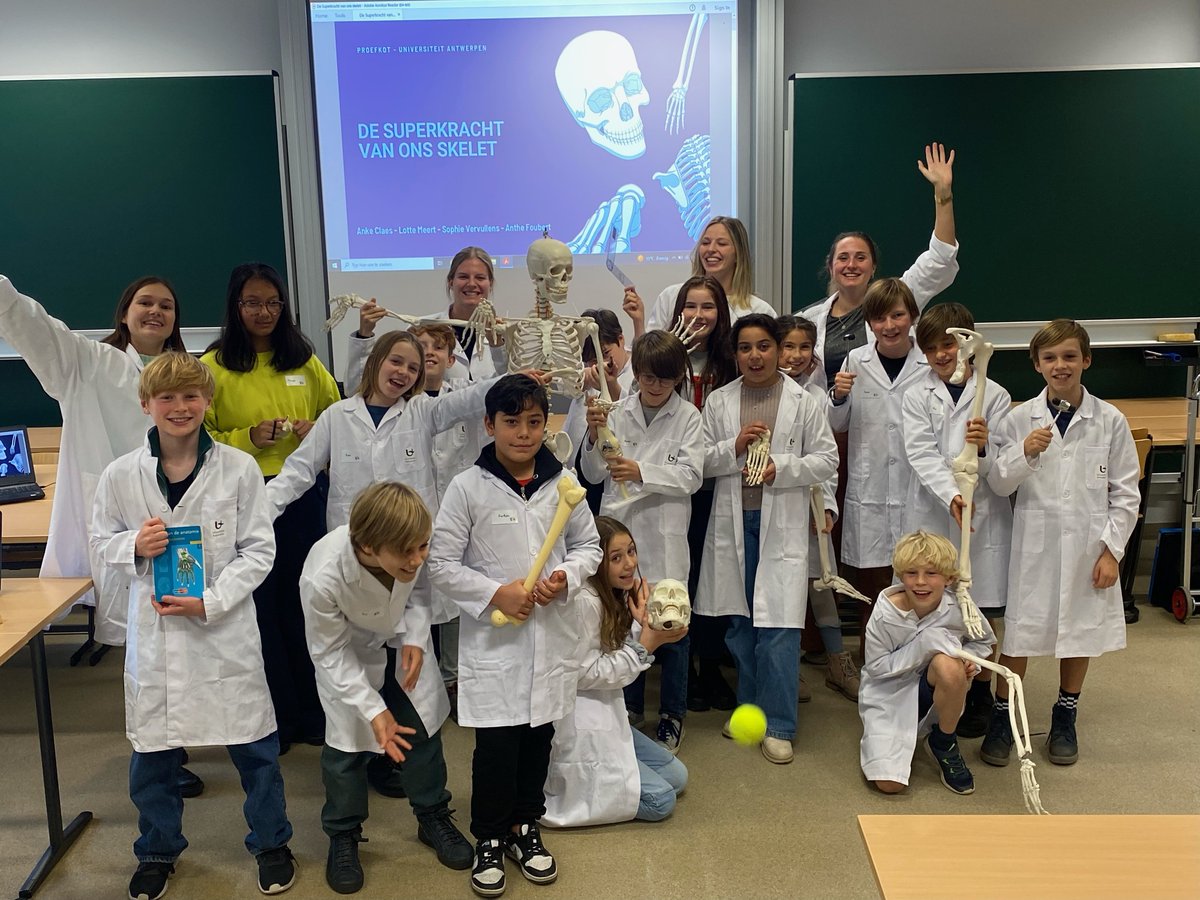 MOVANTresearch's tweet photo. De kinderen die vorige week deelnamen aan Proefkot konden bij onze collega's Sophie, Anthe, Lotte en Anke kennis maken met Fred het skelet. 💀Ze kwamen spelenderwijs meer te weten over beweeglijkheid, reflexen, prothesen en de bouw van ons skelet. 🤩🦵 https://t.co/Bse6Mb1Jip