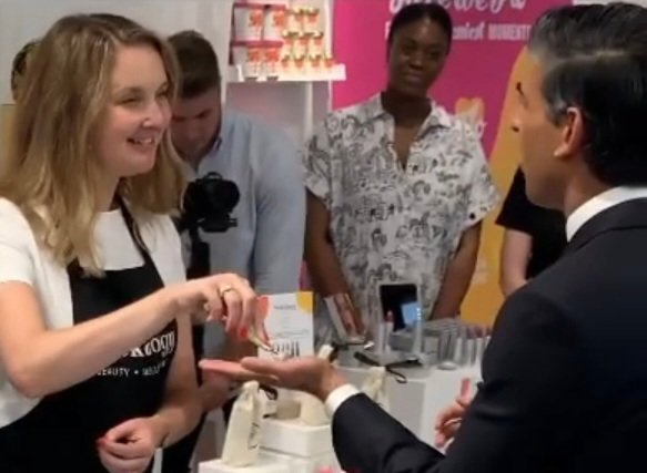 RetailDetail's tweet photo. It's 13 months since I gave @RishiSunak a hand massage at #BritishBeautyWeek run by @bbeautycouncil.
The message with the massage was about the value of UK beauty (c.£30bn) and the post-lockdown challenges the sector faced.
Fun fact: Rishi *had* used a jade roller before 😉 https://t.co/LDpzawtfnz