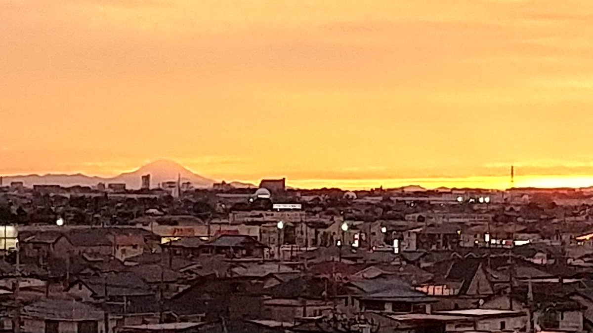 紅に染まった今日の夕焼け🌆と富士山⛰️