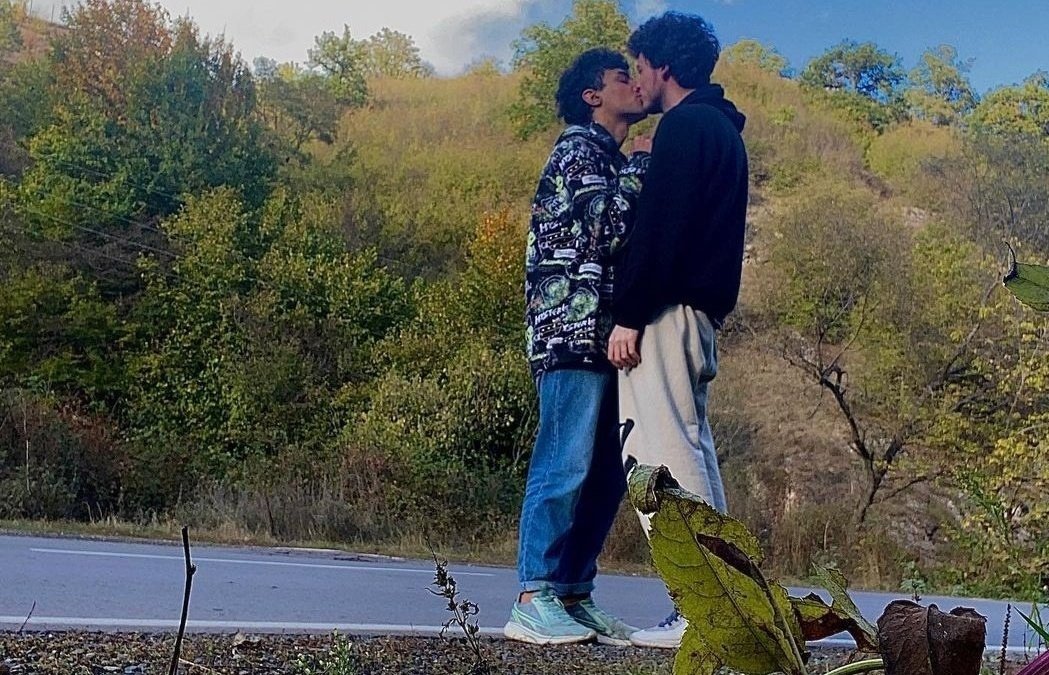 IgualdadLGBT's tweet photo. Una pareja gay joven se suicida en Armenia debido al rechazo de su familia y la cantidad de insultos que recibían en redes sociales. La homofobia mata. https://t.co/RFBtQo5qX4