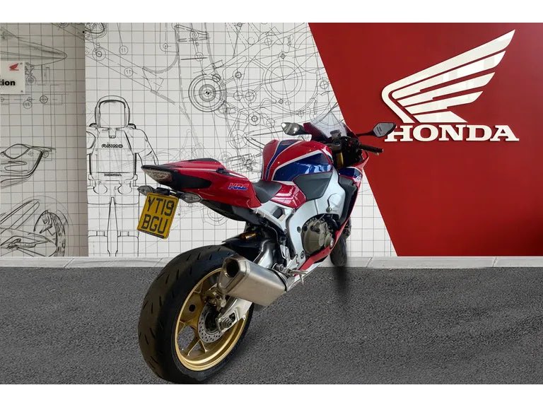 HondaBikes's tweet photo. #BikeOfTheWeek at Marshall #Honda #Bikes #Reading is this stunning Honda CBR1000 RR Fireblade with LED Lights, a Quickshifter and a Digital display.
Was £12,400.
Now £10,900.
Save £1,500.
Call 0118 911 3075 or visit https://t.co/gwEymEbPAM to find out more. https://t.co/PToTitZxOG