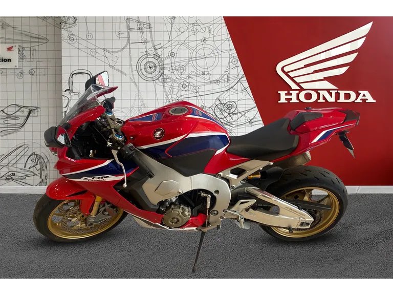 HondaBikes's tweet photo. #BikeOfTheWeek at Marshall #Honda #Bikes #Reading is this stunning Honda CBR1000 RR Fireblade with LED Lights, a Quickshifter and a Digital display.
Was £12,400.
Now £10,900.
Save £1,500.
Call 0118 911 3075 or visit https://t.co/gwEymEbPAM to find out more. https://t.co/PToTitZxOG