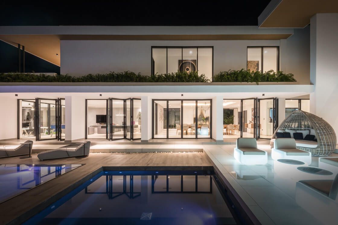 NuevoHome's tweet photo. Seamlessly maximising natural light in the darkest of spaces, the way our EvoFold bi-fold doors transform the perceived size of a room is truly beyond belief ☀️

https://t.co/q4sirNKcnQ https://t.co/1TQh68YFTj
