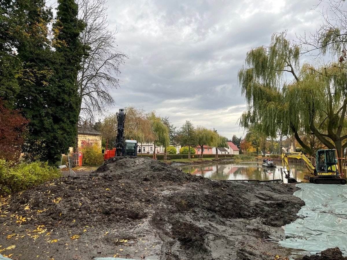 realStahnsdorf's tweet photo. Gewässersanierung gestartet: Vor drei Wochen begannen in #Sputendorf die Sedimententnahme, Gehölzarbeiten und Ufersicherung am #Dorfteich. Spätestens im Februar 2023 soll die gesamte Maßnahme abgeschlossen sein. https://t.co/bvx3yla30y