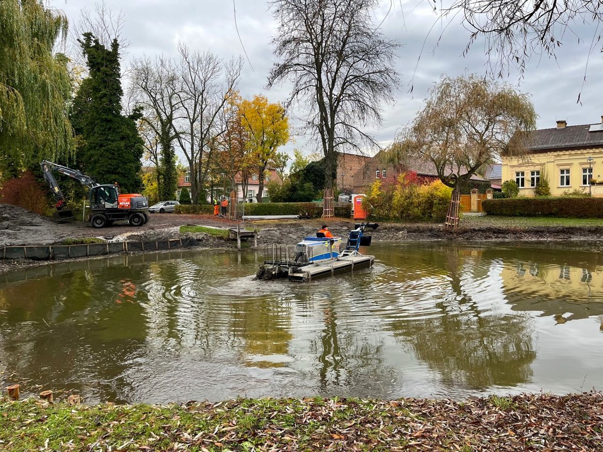 realStahnsdorf's tweet photo. Gewässersanierung gestartet: Vor drei Wochen begannen in #Sputendorf die Sedimententnahme, Gehölzarbeiten und Ufersicherung am #Dorfteich. Spätestens im Februar 2023 soll die gesamte Maßnahme abgeschlossen sein. https://t.co/bvx3yla30y