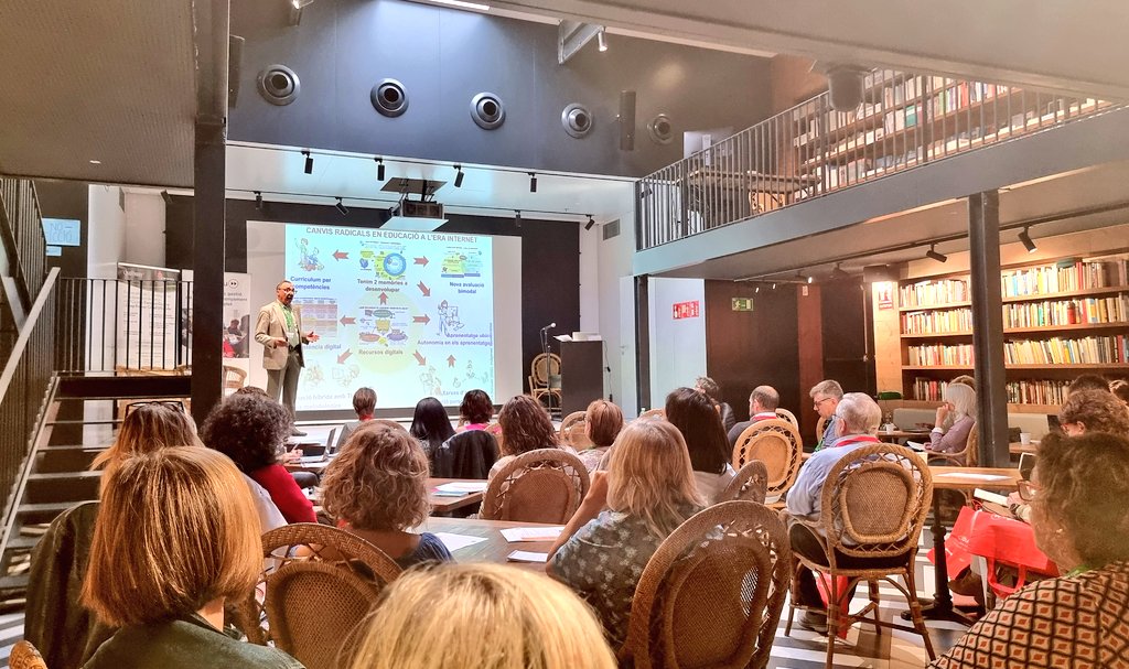 Clickedu's tweet photo. El Dr. @peremarques nos habla del interés en que el alumno sea autónomo respecto a su aprendizaje, para aprender a lo largo de la vida... ¡Totalmente de acuerdo! https://t.co/SKMV7GtkJg