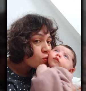 Annesini emmek zorunda olan 45 günlük bir bebeğin annesinden ayırdılar. Gazeteci Zemo Ağgöz’ün bebeğini emzirme hakkı için bile cümle kurmayalar “muhalif gazeteci” kimliğiyle aramızda dolaşmasınlar.