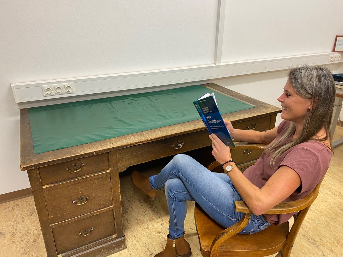 QuidantL's tweet photo. Stylish reading of @Nadine_Meyer_ at Schrödinger desk at Vienna University! 🧠🐈‍⬛

@univienna https://t.co/M87u5e6qwF