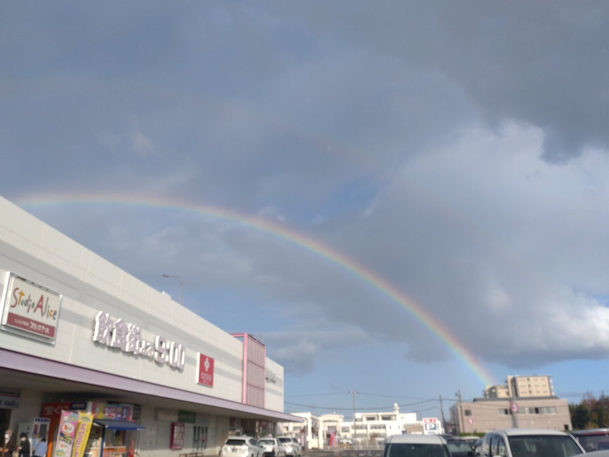 kinoca3's tweet photo. 今日も1日、お疲れ様でした。
夕方急に雨が降りはじめたと思ったら、空には🌈がかかってました。
虹を見ると、嬉しくなるのは子供だけではないですよね‼️

 #企業公式がお疲れ様を言い合う 
 #イマソラ
 #虹 https://t.co/BRgfZFyQ8s