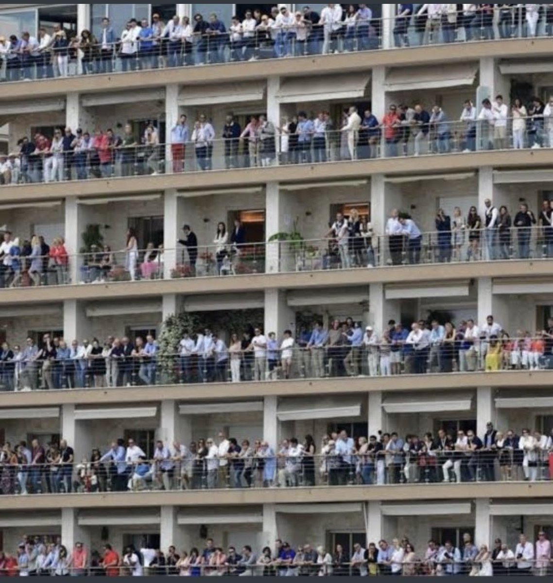 Hydi_potter's tweet image. People on tweeter RN as WhatsApp is down