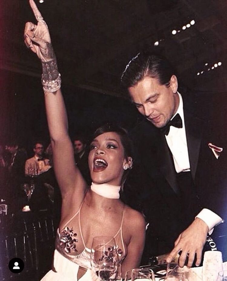 saanatsal's tweet photo. Leonardo DiCaprio , Rihanna’nın Getir Götürünü Yaparken ..✨ https://t.co/zKCQQNa8QZ