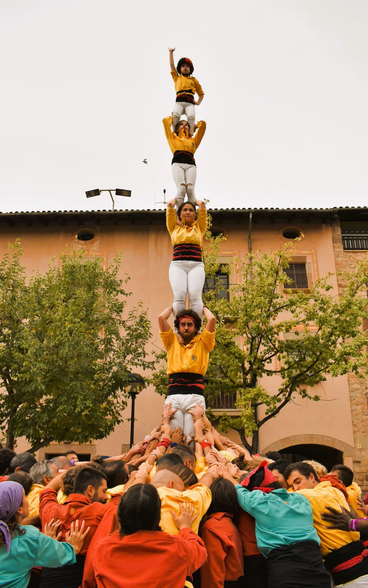 castsantpedor's tweet photo. Avui que no funciona WhatsApp...
És un bon moment per dir, que diumenge vem descarregar el primer pilar de 5 de la temporada!
Salut i orgull daurat 💛💛💛
#castellers https://t.co/LMPpRB4acX