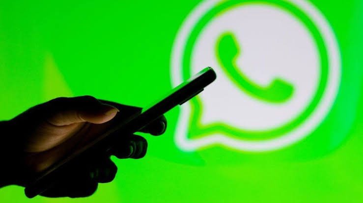 allindiamedia21's tweet photo. WhatsApp services went down across the world on Tuesday. Services have been down for over an hour. According to reports, the outage first hit WhatsApp's group messaging and then expanded into direct messaging. https://t.co/YXyCxZSmuC
