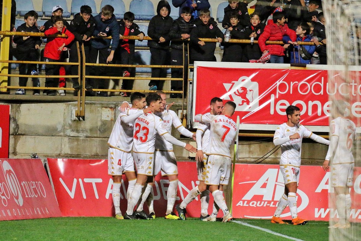 Rafa9Mainez's tweet photo. Las jugadas a balón parado también se entrenan. Y mucho. La @CyDLeonesa de Eduardo Docampo este curso:

El 50% de los goles de la Cultural son de estrategia: 
1⃣ Falta directa
1⃣ Saque de centro
1⃣ Saque banda
3⃣ Corner

🖊️ Dato @Peter26582 https://t.co/SF4gu1dCYm